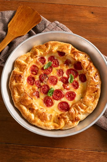 Bella, buonissima e super facile!😍 Questa torta salata con pomodorini della nostra resident chef creator Ludovica Gargari è la fine del mondo😋 Ingredienti: Pasta sfoglia 1 rotolo Pomodorini 100 g Scamorza 250 g Pangrattato 2 cucchiai Origano secco q.b Olio evo q.b. Sale q.b. Pepe q.b. Uovo 1 | Giallozafferano