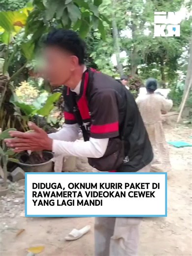 Sebuah video yang merekam aksi dugaan tindak asusila oleh oknum kurir ekspedisi di kawasan Pasar Sabtu, Kecamatan Rawamerta, Kabupaten Karawang, beredar luas di media sosial pada Selasa (22/9/2026). Pria tersebut diduga kuat mengintip serta merekam seorang wanita yang sedang mandi. Berdasarkan rekaman video terbaru, terduga pelaku yang mengenakan seragam kurir merah-hitam tampak berulang kali membungkuk dan bersujud memohon maaf di hadapan pihak keluarga korban. Salah satu anggota keluarga korba