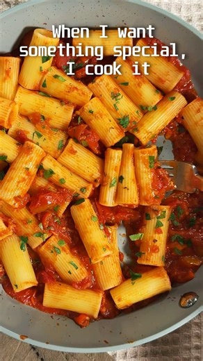 Pasta WITH ANGER! 🌶️ CAUTION: Very spicy! 🔥 #pasta #5minuterecipe #food #arrabbiato #cooking