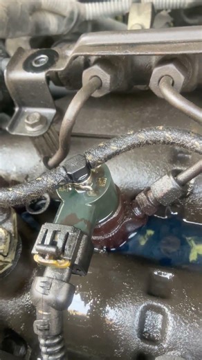 Diesel leaks from return line on the 4 nozzle 🛠️🚘#mechanical #mechanic ‪@Gagan_diesel_service‬