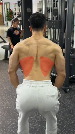 "Cobra Back Activation: Lat Pulldown Mastery 💯🔥 #backworkout #latpulldown #lats #backday #gym #viral