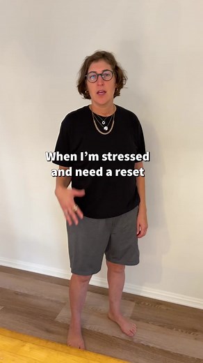 Who else needs a reset every now and then? This is my easy go-to inverted pose 🙃 I do when I start to feel stressed and need to breathe. ❤️