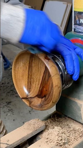 How to turn a wood bowl. Turning wood on the lathe.