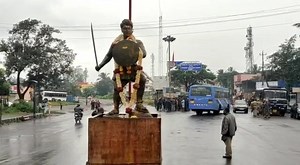 Statue of Krantiveer Sangolli Rayanna was installed near the divider near Peeranwadi cross at night. Heavy police presence seen. https://allaboutbelgaum.com/news/sangolli-rayanna-statue-installed-near-peeranwadi-near-divider/ | Allaboutbelgaum