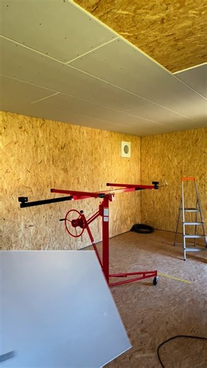Drywall ceiling is no problem with a lift and my @milwaukeetooldach drywall gun M18 FSGC-202X and it definitely speeds up the job ☑️ and I will never work without it again and everyone should take care of their back. (WERBUNG) #woodwoodwood_chuck #woodworking #drywall #trockenbau #drywalltools #milwaukeetools #trockenbauschrauber #drywallgun #installation #craftsmen #howto #tools #handwerk #umbau #diy #maker #selbermachen #werkzeug #milwaukee #lift #easy #smart | Woodchuck Carpenter & Craftsmen