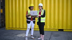 Export Management Team Inspecting Containers Manage: vídeo stock (100% livre de direitos) 1085629982 | Shutterstock