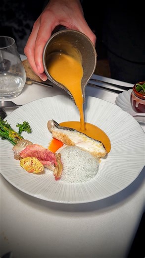 Alexis Thiebaut on Instagram: "🥘 Aujourd’hui je déjeune chez @passionne.paris, où le chef japonais @h.sato4, originaire de l’île d’Hokkaïdo, délivre une cuisine française d’une belle qualité. Dans chaque plat, il apporte quelques touches japonaises (shiso, shitake, algue nori, cuisson au binchotan, etc.). Une belle expérience dans ce resto, recommandé par le Guide Michelin. 💰 PRIX : - Menu midi 3 temps : 47€ - Menu midi 5 temps : 85€ - Menu Prestige 7 temps : 145€ 🎁 CONCOURS TERMINÉ, bravo à 