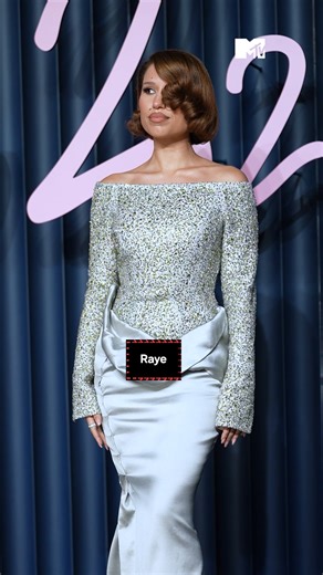 RAYE brillait sur le tapis rouge des Fashion Awards 2025 💎 | MTV France