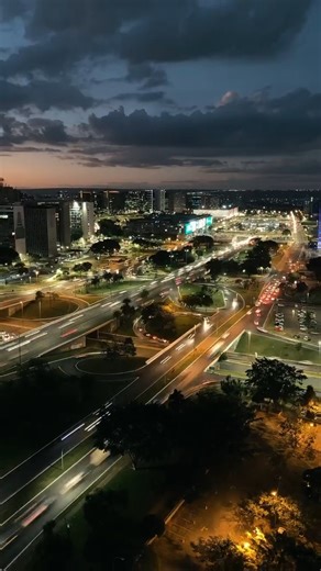 📍 Brasília (DF) Se você procura por arquitetura modernista e grandes paisagens urbanas, o centro da Capital Federal tem tudo isso e mais um pouco para oferecer. Cidade de grande movimentação no dia a dia e que encanta pelo seu céu. 🎥 @cem_foco 🔹 Use a #mtur 🔹 #Turismo #ConheçaOBrasil #Brasília #DF | Ministério do Turismo