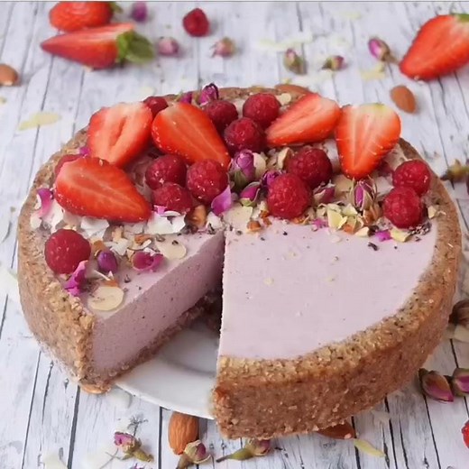 Raw strawberry cake | Vegan + Gluten Free
