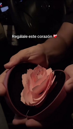 Cómo declararte a una chica: Regala un corazón con anillo
