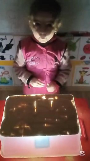 Moyenne section:Activité sensorielle:Renforcer la mémoire visuelle et kinésthètique en traçant la lettre"ب" sur le sable | Creche et jardin d'enfants Heaven Kids