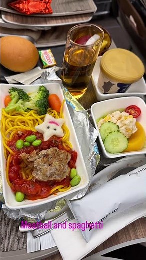Starlux Premium Economy dining selections.