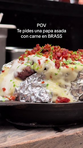 Disfruta de una deliciosa papa asada con carne en BRASS