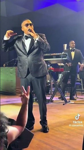 NAS PERFORMS OOCHIE WALLY IN BOSTON