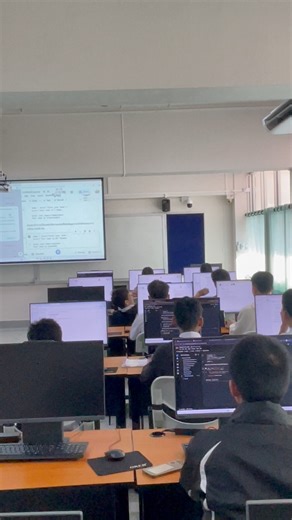 กลับจากค่ายลูกเสือ วันนี้ขอเปลี่ยนสนาม…จากฐานกิจกรรม มาเป็นฐานโค้ด 🏕️➡️💻 เด็ก ๆ ฝึกวินัยกลางป่า แล้วมาต่อด้วยตรรกะในโลกโปรแกรม Python ไม่ใช่แค่ภาษาเขียนโค้ด แต่คือเครื่องมือฝึกคิด วิเคราะห์ และแก้ปัญหาอย่างเป็นระบบ พักค่ายได้ แต่การเรียนรู้…ไม่มีพัก 🚀🐍 พร้อมพาเด็ก ๆ ลุยต่อทุกบทเรียน #ค่ายลูกเสือ #กลับสู่ห้องเรียน #CodingClass #PythonProgramming #เรียนรู้ไม่มีพัก #คิดเป็นระบบ #ครูยุคดิจิทัล #เด็กไทยไม่แพ้ใคร #เรียนจริงลงมือทำ #FutureSkills | Krumax Yrc-cm