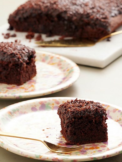 Den du ved nok chokoladekage! 🍫🍰 Den her kage er en vinder hos både store og små. En simpel glæde, der får smilene frem 😋👨‍👩‍👧‍👦 Helt perfekt at bage enten i weekenden, eller hvis I måske har vinterferie ✨ Opskriften finder du på nemlig 🧡 eller lige her: https://bit.ly/4gOh1rd Tip! Hvis du ikke når at spise hele kagen på første dag, så opbevar den ved stuetemperatur i en lufttæt beholder ✨ #chokoladekage #chokolade #drømmekage #opskrift #inspiration #madGlæde #homemade #howto #nemt #lækk