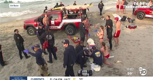 Suspected smuggler's boat capsizes in Ocean Beach