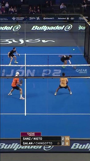 Ale Galan with an 𝙤𝙪𝙩 𝙤𝙛 𝙩𝙝𝙞𝙨 𝙬𝙤𝙧𝙡𝙙 smash ☄️👽 #PremierPadel #GijonPremierPadelP2
