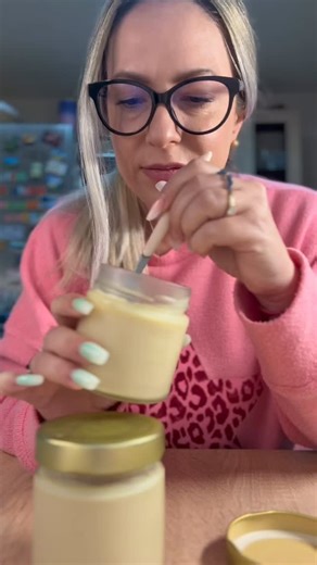 🥛✨ Lapte condensat făcut acasă – cremos, dulce și incredibil de simplu! Doar câteva ingrediente, puțină răbdare și ai obținut magia aia densă și catifelată care dă gust oricărui desert 😍 Perfect pentru cafea, prăjituri sau, sincer… direct cu lingurița 😅 | Ela.gătește