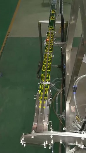 Automatic handle applicator for PET bottle