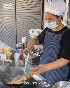 180K views · 3.5K reactions | Unique Thai style Fried Hor Fun with egg! Rad Na Khun Thip 101 | Foodie | Facebook
