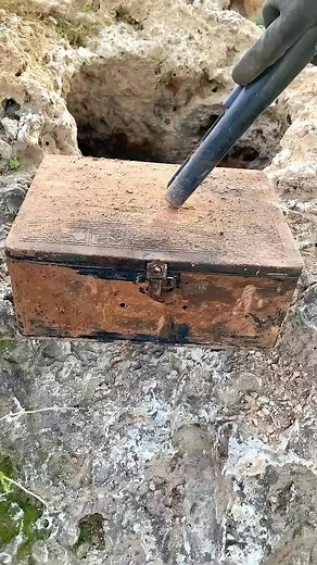 treasure hunting #treasurediscoveries #satisfying #treasuresearch #history #metaldetecting #treasurehuntingr #reelsfypシシ #reelsviralfb #reelsfypシ #reelsfyp #reelschallenge #treasure #metaldetecting | Discovering Treasure