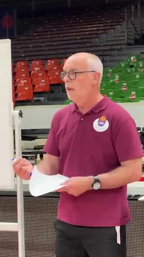 🧠🏀 Le 1 contre 1, un enjeu clé chez les jeunes ! 🎙️Laurent Buffard explique comment bien enseigner et planifier cet exercice fondamental: travailler le duel, la créativité et la prise de décision. 🔑 Extrait exclusif des camps d'entraîneurs AFEB, parfait pour tous les coachs formateurs. Tu veux booster ta formation coaching ? Abonne-toi à basketballcoachbob pour plus de conseils pros et méthodes gagnantes. #basketballcoachbob #CoachingJeunes #FormationBasket #LaurentBuffard #AFEB