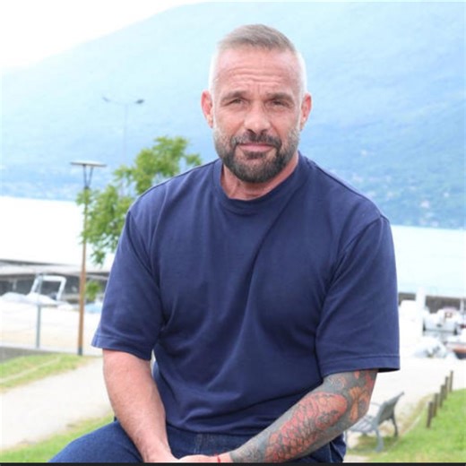 Philippe Bas : un mariage surprise après un coup de foudre sur Instagram ! Découvrez qui est l’élue de son cœur ! | Pop Up