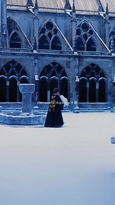 Christmas at Hogwarts✨❄️ —— Experience the magic of Christmas at Hogwarts. From the decorated Great Hall with Christmas Trees & a festive feast.✨🎄 Staying cosy by fireplace inside Gryffindor Common Room, then climbing the stairs to the Gryffindor Dormitory inside North Shire, Yorkshire. Wander the interiors of Hogwarts castle both at Oxford Christ Church College & Gloucester Cathedral. ✨ Harry Potter Film Locations ⚡️ Hogwarts Entrance stairs - Bodley Tower Staircase, Christ Church College, Oxf
