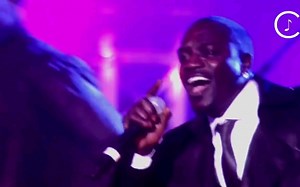 Akon现场演唱劲爆单曲Beautiful