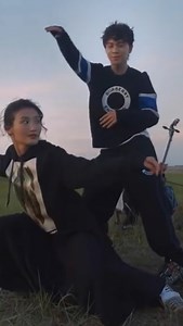 Hellodance盖盖 on Instagram: "那天在蒙古草原，风很大、火很旺、满眼的生命力。与潇哥还有两位音乐人的#freestyle #chinesestyle"