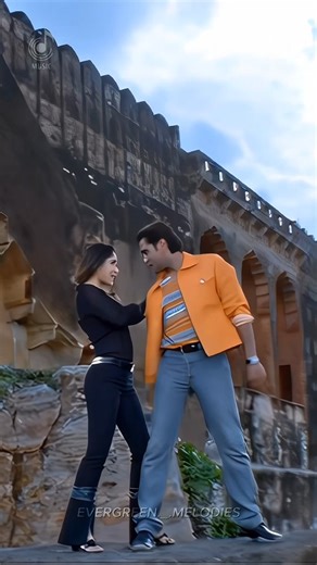 GAANE SUNE ᴇᴠᴇʀɢʀᴇᴇɴ on Instagram: "पुराने गाने सुनने के लिए follow करें 📻 🎶🎵 Like and comment #trendingreels #instagramreels #explorepage #instadaily #oldisgold"