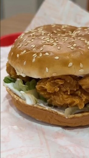 POPEYES CLASSIC CHICKEN SANDWICH REVIEW FIRST TIME TRYING FAMOUS POPEYES BURGER IN INDIA OUTLET