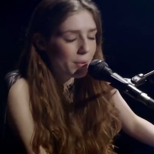 Birdy, bekend van haar covers ‘Skinny Love’ en ‘People Help the People’, staat op 12 april in Theater Rotterdam! Inmiddels is ze gegroeid als songwriter en werkte ze samen met artiesten als Sigma, Mumford & Sons en RHODES. Tickets -> rotown.nl/agenda/birdy/ | Rotown Rotterdam | Facebook