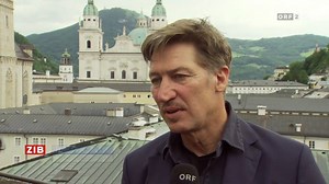 Source : http://tvthek.orf.at/profile/ZIB-1/1203/ZIB-1/13935801/Jedermann-Moretti-uebernimmt-Hauptrolle/14080544 Nachrichtensprecherin/Présentatrice: Nicht mehr lange – drei Wochen noch, dann beginnen die Salzburger Festspiele. Traditioneller Weise mit dem JEDERMANN auf dem Domplatz. Dasselbe Stück und trotzdem alles NEU beim JEDERMANN. Tobias Moretti übernimmt die Hauptrolle. Die in Baden bei Wien geborene Stefanie Reinsperger ist die Buhlschaft und Michael Sturminger springt als Regisseur ein.