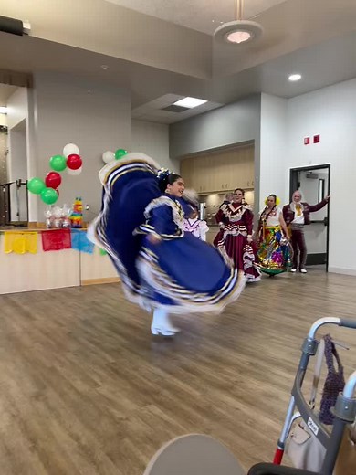 Traditional Mexican Folklore Dancer | La Bikina Luis Miguel