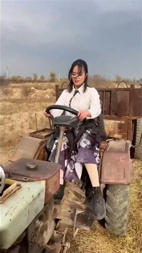 🔥 Farm Girl Starts Tractor Like a Boss! 🔥🚜