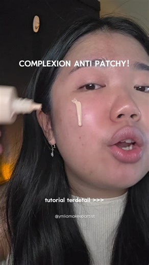 MUA yg lebih bnyk NGONTEN on Instagram: "RAHASIA DAPETIN COMPLEXION MULUS ⬆️ 🗣"skinprep udh bener, produk udh bener, tpi knp hasil makeup salah mulu? Patchy ngegumpel gamau nempel sama kulit" Patchy tu tandanya masih kurang lembab makanya suka drying, ga nempel, ngegumpel, dry patches kan?. Coba pakein lipbalm (WAJIB YG GA AD WARNA/ BAU) nah klo skinprep udh mantep complexion lu jgn pake tebel2. Pokokny bagian tengah muka wajib pake sesedikit mungkin dari sisa2 produk di puff aja deh. Nah detai