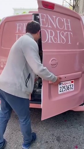 Brighten someone's day with a surprise flower delivery! We offer a variety of arrangements to suit all occasions. Shop our collection now! 💐 #frenchflorist #flowerdelivery #flowerbouquet #flowerarrangement #flowergram #floralstylist #freshflowers #losangeles #orangecounty #westlakevillage | French Florist