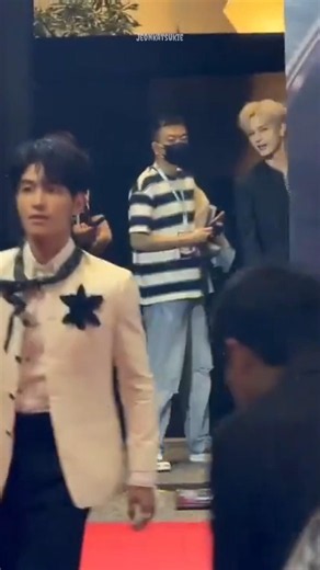 man couldn't take his eyes off his wifey even for a moment 😭 no one's a bigger zhaozhao fan than him