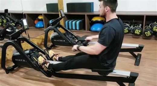 2.7K views · 38 reactions | O equipamento Matrix Rower é um aparelho remador elegante e confiável. A tecnologia de movimento giratório ventilado permite desfrutar de um movimento suave e uma agradável brisa. O remo é um treino físico completo e eficiente, que trabalha o corpo inteiro, envolvendo vários grupos musculares. Ao trabalhar resistência, força, flexibilidade e agilidade em apenas um aparelho, ele é um ótimo aliado para quem quer perder alguns quilinhos. Com ele, é possível exercitar mem