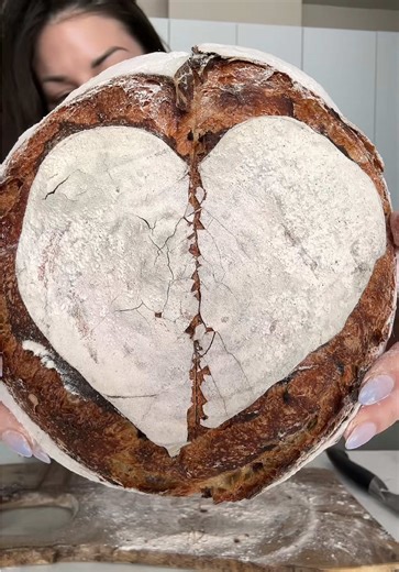 Noted: Don’t use beetroot powder inside the dough for colouring purposes 😂😂 #sourdough #valentinesday #valentinesloaf #heartloaf #babypinkloaf