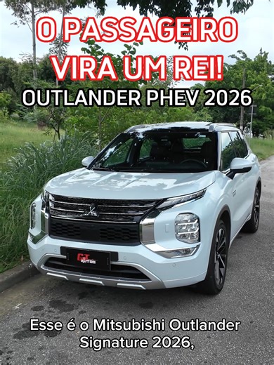 Nesse carro o passageiro vira um rei: Mitsubishi Outlander PHEV 2026! O SUV de 7 lugares utiliza um motor 2.4 aspirado à gasolina mais 2 motores elétricos, rendendo juntos, até 252 cv e 45,9 kgfm. A transmissão é automática de única marcha, enquanto a tração nas quatro rodas tem sempre a distribuição automática. #canalgtautos #mitsubishi #outlander #mitsubishioutlander #signature #hybrid #hibrido #rei #passageiros #espaço #autonomia #suv #outlanderphev #bateria #phev #battery #automatico #avalia