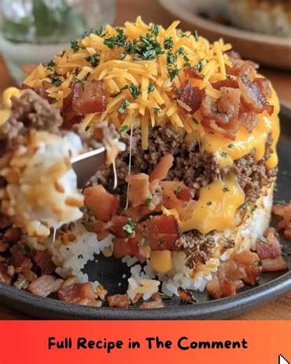 🍔🍚 Bacon Cheeseburger Rice Stack 🥓🧀 Comfort food reimagined! Layers of cheesy rice, savory beef, and crispy bacon perfection.Ingredients: 1 lb ground beef (80/20) 1 yellow onion, diced ...... Full Recipe in Coʍmеոτ 💬 | Magic House Recipes