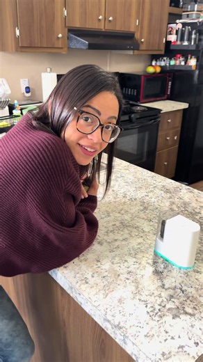 This is a mini portable water diffuser that has our entire house smelling so good! I wasn’t expecting something so little to make our house smell like this. No more burning toxic candles, this is the way to go #oildiffusers #waterlessoildiffuser #essentialoils #levoair