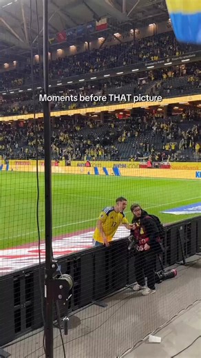 🚨💛🇸🇪 “𝐆𝐘Ö𝐊𝐄𝐑𝐄𝐒 𝐈𝐍𝐒𝐏𝐈𝐑𝐄𝐒 𝐅𝐀𝐍𝐒 𝐖𝐈𝐓𝐇 𝐈𝐂𝐎𝐍𝐈𝐂 𝐂𝐄𝐋𝐄𝐁𝐑𝐀𝐓𝐈𝐎𝐍”Viktor Gyökeres told Sweden fans to recreate his iconic celebration after World Cup qualification.🦇 A special moment captured in THAT picture.