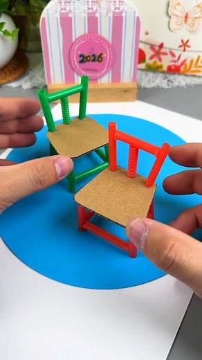 You can make fun little stools with just paper and straws! They're simple and cute, so try it with your kids #fblifestyle #papercraft | Art, Crafts and Journals