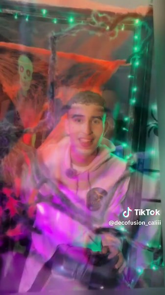 🎃👻 ¡Halloween llegó a Decofusión Cali! 🕷️✨ Llena tu casa de magia y misterio con nuestros muñecos, telarañas, lobos y artículos exclusivos que harán que tu decoración sea única. 🦇🕯️ 👉 No te quedes sin el tuyo, sorprende a todos con una decoración de miedo 👀🖤. 📲 Escríbenos ya y aparta tus favoritos antes de que se agoten. #DecofusiónCali #Halloween2025 #Decoración #Telarañas #Muñecos #Lobos #FiestaHalloween #CapCut