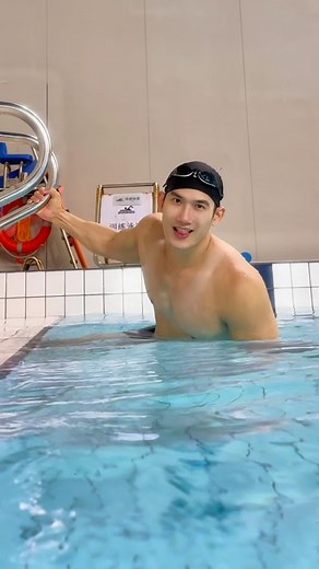 图图去哪儿 on Instagram: "来游泳啦🏊‍♀️ #gym #健身 #体育 #游泳 #swimming #vlog #muscle #boyfriend #swim #boy"